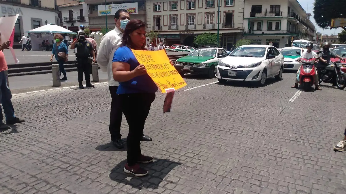 Mujer denuncia violencia y amenazas de parte de su expareja, bloquea el centro y es atendida por las autoridades 